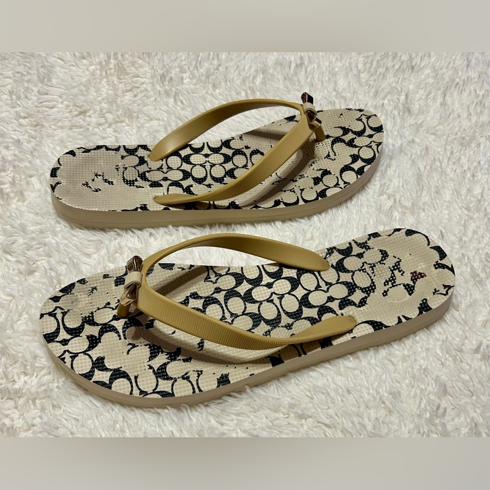 Coach Amel rubber flip flops 
Size 8